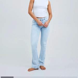 Säljder dessa lågmidjade jeans från bikbok! De är i storlek xs och är köpta för 600kr