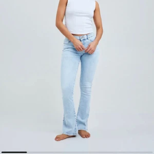 Lågmidjade jeans - Säljder dessa lågmidjade jeans från bikbok! De är i storlek xs och är köpta för 600kr
