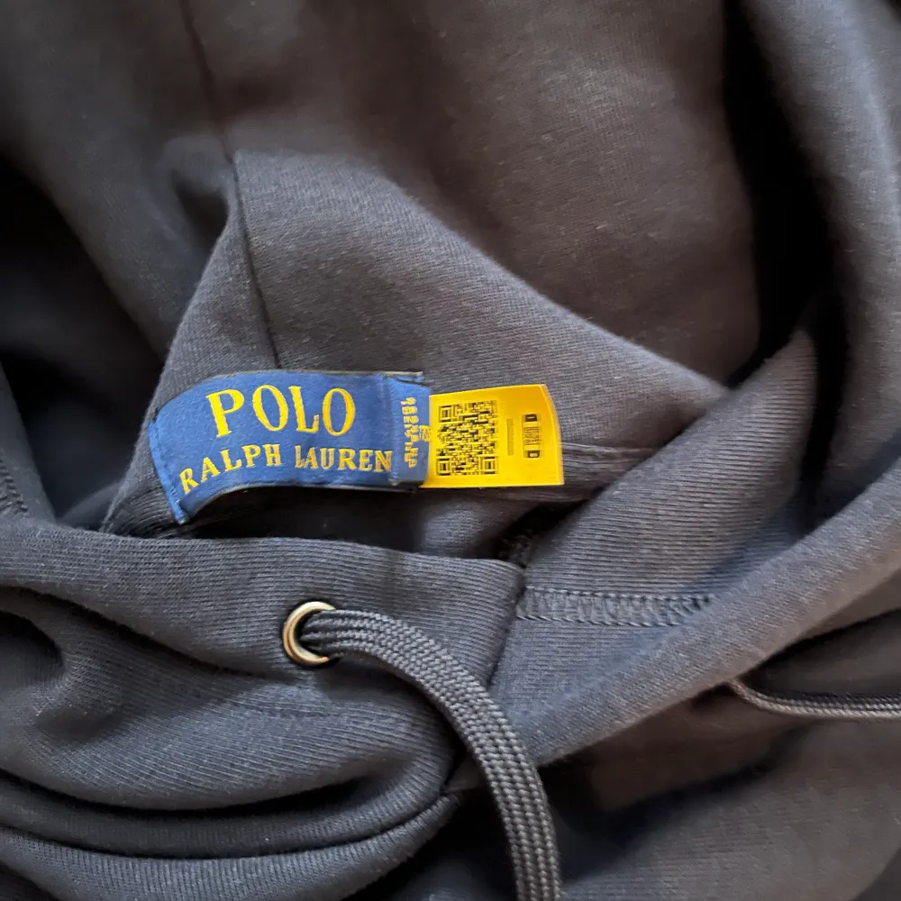 Ralph lauren hoodie marinblå i storlek M. Säljer den då den är för liten. Köptes i år, skick 9/10. Pris går att diskuteras . Hoodies.