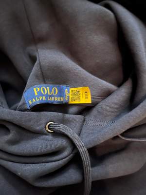 Ralph lauren hoodie marinblå i storlek M. Säljer den då den är för liten. Köptes i år, skick 9/10. Pris går att diskuteras 