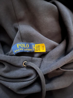 Ralph lauren hoodie marinblå  - Ralph lauren hoodie marinblå i storlek M. Säljer den då den är för liten. Köptes i år, skick 9/10. Pris går att diskuteras 