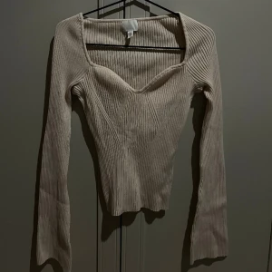 Attraktiv top ifrån H&M - Fin i armarna då och super snygg pass form. Frakt står köparen för!🥰