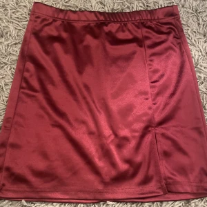 Kjol med slits - Söt fest kjol med slits