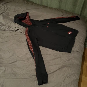Hugo Boss hoodie  - Hugo boss hoodie i storlek S. Skicket är 10/10 och den har inga defekter. Nypris är 1300. (Nuvarande pris kan förhandlas)