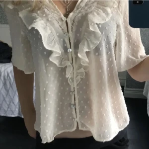 Zara blus - Säljer denna söta blus från zara💞