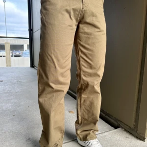 Weekday Byxor strl 44 - Jättefina gröna byxor från Weekday i storlek 44. Sparsamt använda, finns små spår av användning. Storlek 44 passar XS eller ca strl 27 midjemått. Jag är 167 cm lång och väger ca 70 kg.