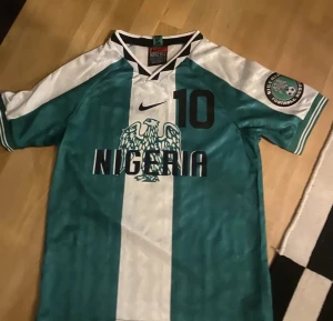 Okocha retro fotbollstörja - Tjena! Säljer nu min okocha tröja (Nigeria 1995) då den ej används längre.  Sick:9/10. Priset är inte hugget i sten. Hör av er vid frågor eller funderingar!