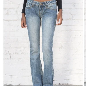 Kylie jeans från Brandy Melville💝 - Säljer mina fina Kylie jeans från brandy då de inte kommer till användning längre😿(kom privat för egna bilder). De är uppsprättade längst ner för att passa någon som är ca 170!! De är vääldigt lowwaist❤️‍🔥!! Pris kan diskuteras