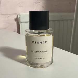 Essnce dusty amber parfym - Parfym från Essnce i doften Dusty Amber 50ml. Använd några gånger. Ska vara dupe på Carolina Herrera Good girl. Köpt för 390kr ink frakt. 💞