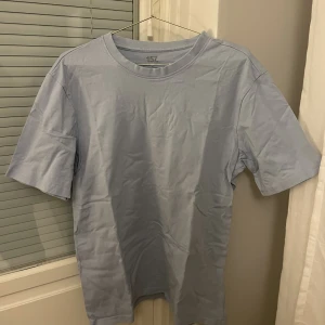 T-shirt  - Knappt använd 