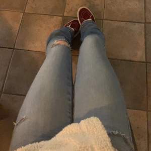 Skitsnygga håliga jeans i storlek XS, dom är väldigt stretchiga! Midjemått: 33-34cm tvärsöver💕