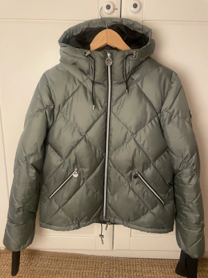 Röhnisch jacka - Fin jacka från Röhnisch, använd 1 vinter så den är i jättebra skick. Den är verkligen bekväm och varm! Såg nu att den hade små svarta märken på ena ärmen, men ingen man ser från håll (sista bilden). Köptes för ca 1500kr  Hämtas på Södermalm eller frakt