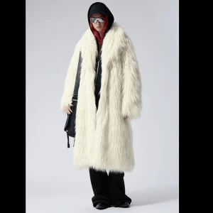 SÖKERR WEEKDAY KAPPA MIA - Skulle bli så otroligt lycklig om någon har weekdays otroliga kappa de sålde förra året- Mia! Älskar den 🙏❤️🌟💫❣️❣️❣️