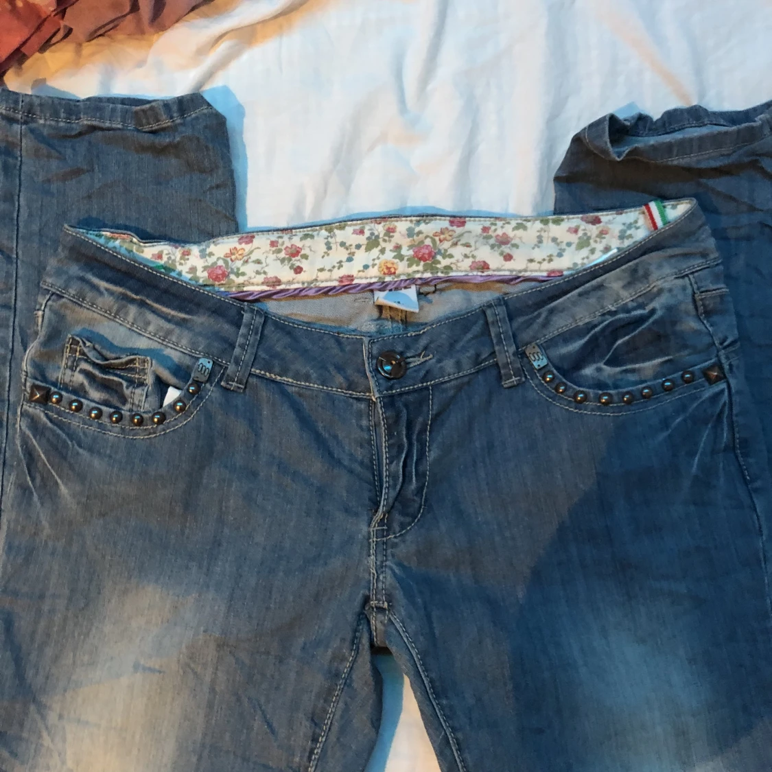 Lågmidjade byxor med nitar - 91