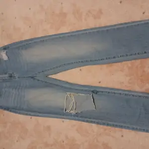 Säljer ett par nästan oanvända blå jeans från Shein med hål på ena knät i nyskick! Storlek xs.  Köparen står för frakten och jag ansvarar ej för postens slarv, bara att höra av er vid frågor (: 