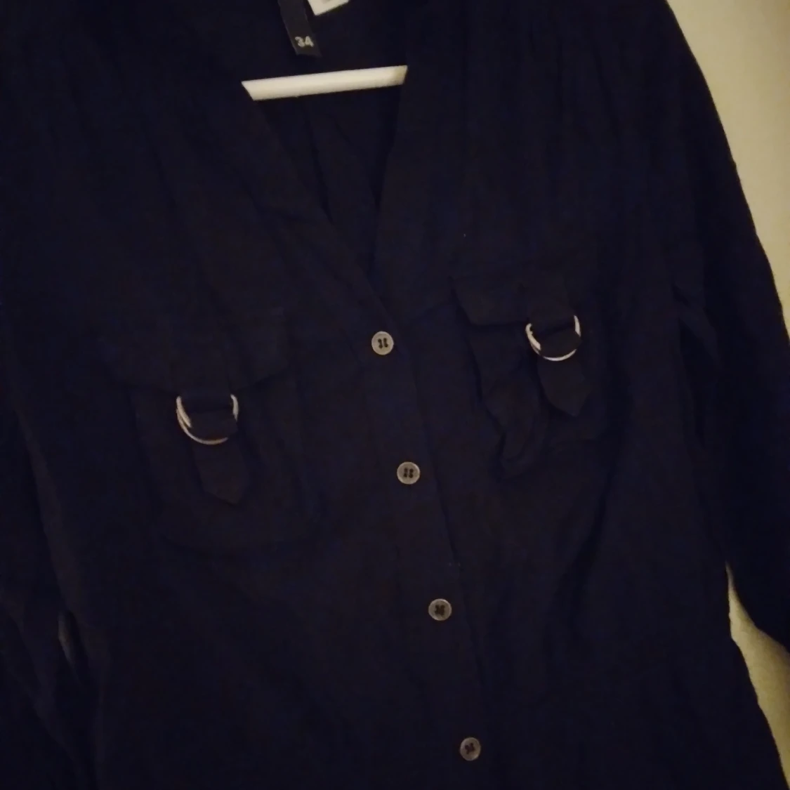 Svart snygg blus. Strk: 34. Viskos. Felfri. - 2