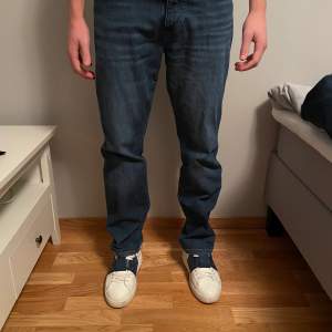 Mörkblåa jeans från Wrangler | Storlek: 31/30 - Skicket är väldigt bra, endast använda ett få tal gånger - Vårat pris: 349 - Nypris: 699 - Modellen är 180
