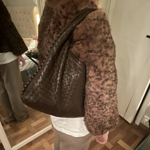 Äkta pälsjacka med 3/4 ärm  - Så jävla snygg jacka, leopardmönster och köptes för 1500kr på Vestiare, sitter som på bilden på mig som är s-m i storlek 🫡🧸 OBS går även att knäppa med knappar