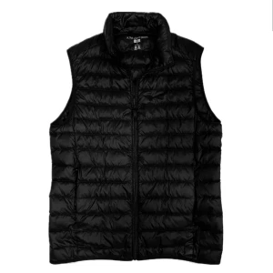 Väst - Säljer denna stilrena Uniqlo väst. Pga den inte har kommit till användning alltså inga skador eller så på västen. Hör av er vid frågor!