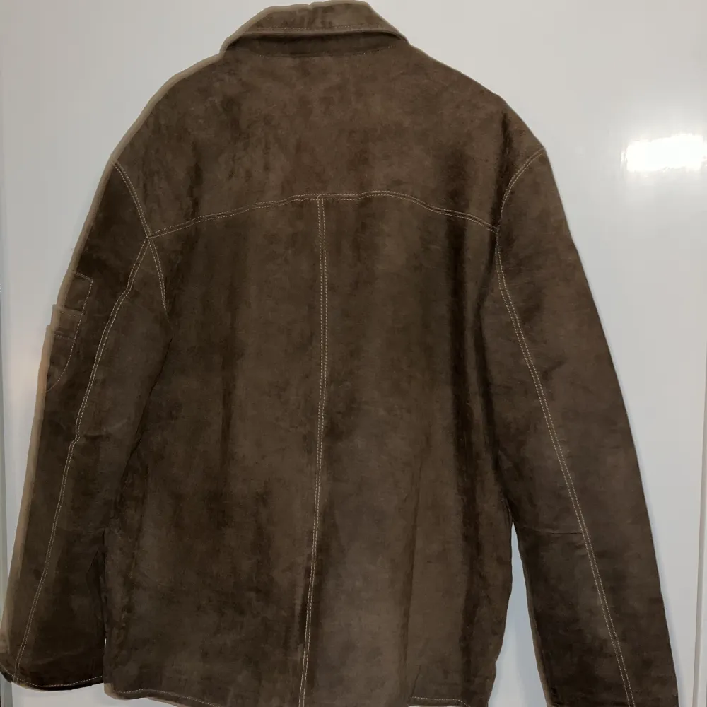 Oversized Vintage brun skinnjacka perfekt nu när Hösten börjar gå mot vintern  Då  håller värmen bra.  Nyskick  Väldigt snygg men säljer pga av den är För stor mig.  Pris kan diskuteras . Jackor.