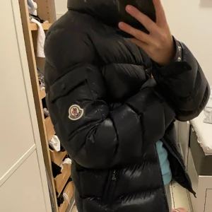 Moncler jacka marinblå  - Säljer min moncler jacka i marin blå i storlek xs/s. Den är i bra skikt. Det tillkommer även huva till jackan. Nypris:8000kr