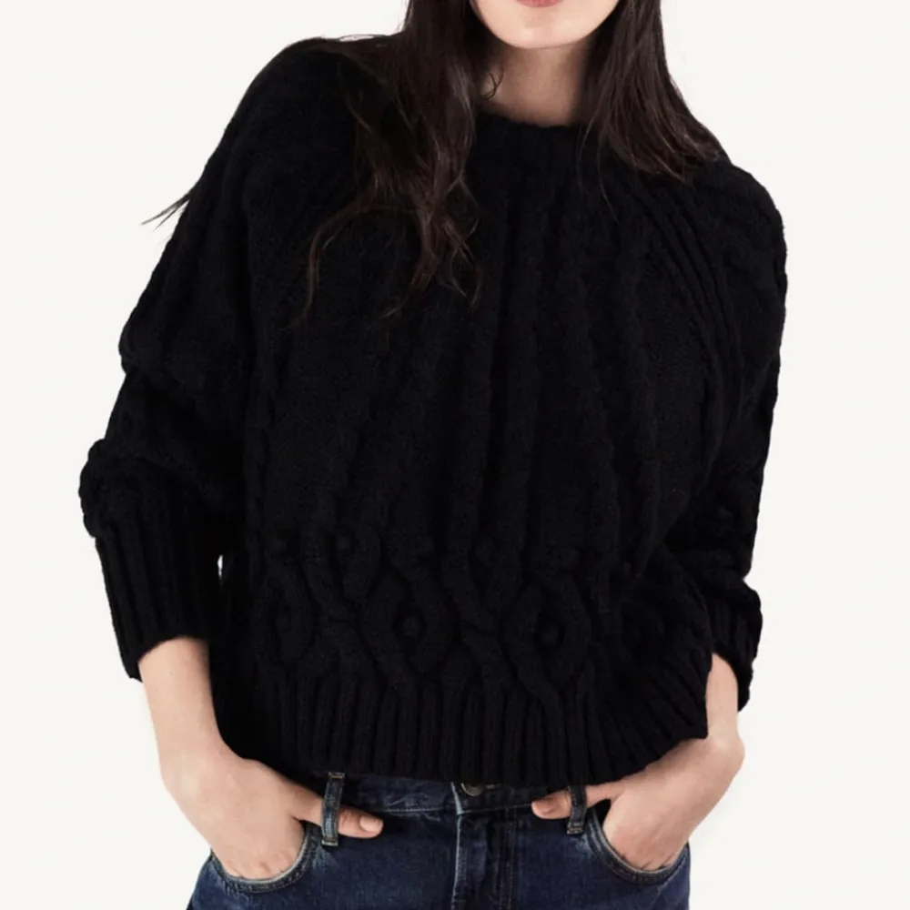 Säljer denna jättefina svarta stickade tröjan från zara med såå fina detaljer🖤storlek S och finns ej att köpa längre . Stickat.