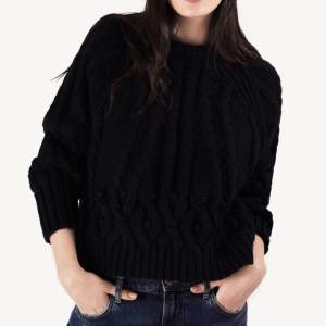 Säljer denna jättefina svarta stickade tröjan från zara med såå fina detaljer🖤storlek S och finns ej att köpa längre 
