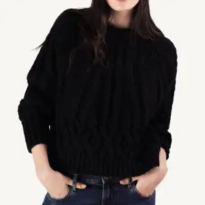 Säljer denna jättefina svarta stickade tröjan från zara med såå fina detaljer🖤storlek S och finns ej att köpa längre 
