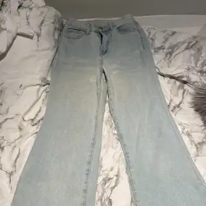 Highwaist, mom jeans, väldigt långa för att vara S