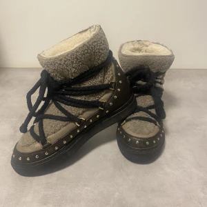 Inuikki skor - Säljer dessa så sjukt snygga inuikki skorna i modellen Curly rock. Köpta av en tjej på plick för ca 2 veckor sedan och har endast provat dom då dom tyvärr var försmå. Stl 36 men passar absolut 37. Nypris ca 4000, säljer för 1800 kr (pris kan diskuteras)🙏🏼