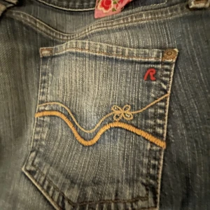 Replay jeans  - Säljer mina fina replay jeans i stil 27 men dem är avklippta så skulle säga att dem är i 24-25! Dem har ett hål som är ihopsytt. Syns pytte lite 