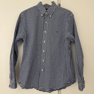 Polo Ralph Lauren skjorta - Ralph Lauren skjorta i färgen blå och vit. Storlek L. Skick 9/10. Nypris 1350, köp för pang-priset 495kr