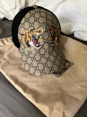 Gucci keps storlek s - Mycket fin Gucci keps i storlek s Använd typ 4 gånger så det som oanvänd  Köpt i Gucci butiken i Stockholm  Kvitto och alla boxar finns  