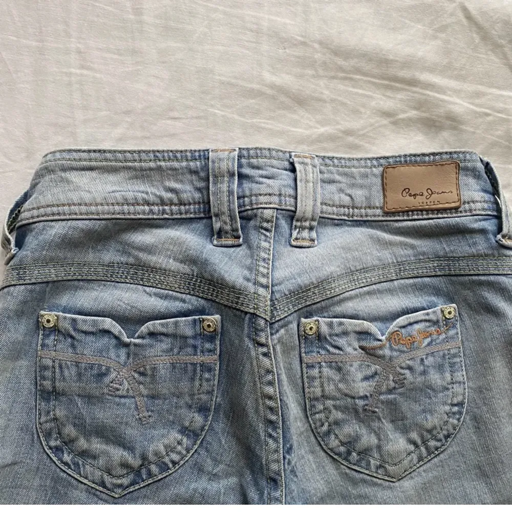 snyggaste jeansen, säljer då de va försmå. två sista bilderna är lånade  från förra ägaren! 82 innerbenslängd och 76 midjemått. Jag är 170❤️. Jeans & Byxor.