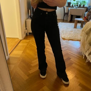 Bootcutjeans från Gina Tricot - Svarta bootcutjeans med lite slitningar längst ner. Bra skick! Storlek EU 32. 150:- ex frakt. 