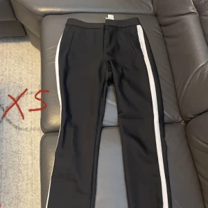 Kostymbyxor - Säljer kostymbyxor från zara, använda ett par gånger men i fint skick. 100kr 