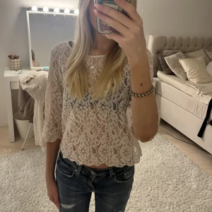 Fin spets topp - Säljer denna jätte fina spets toppen från plick då den inte används. Köptes för 200kr men säljer för 150kr❤️❤️