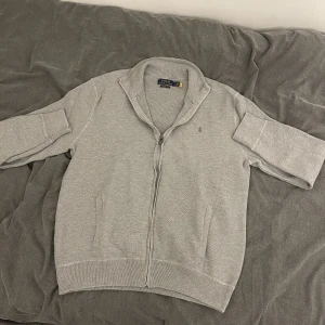 Polo Ralph Lauren  - Säljer den här snygga Ralph Lauren Tröja på grund av att den är för stor för mig. Den är nästan oanvänd 10/10 skick. Priset går att diskuteras 