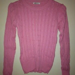 Kabelstickad neonrosa tröja. Gina Tricot. Bomull. Strlk: XS - Kabelstickad neonrosa tröja. Gina Tricot. Bomull. Strlk: XS. Knappt använd.