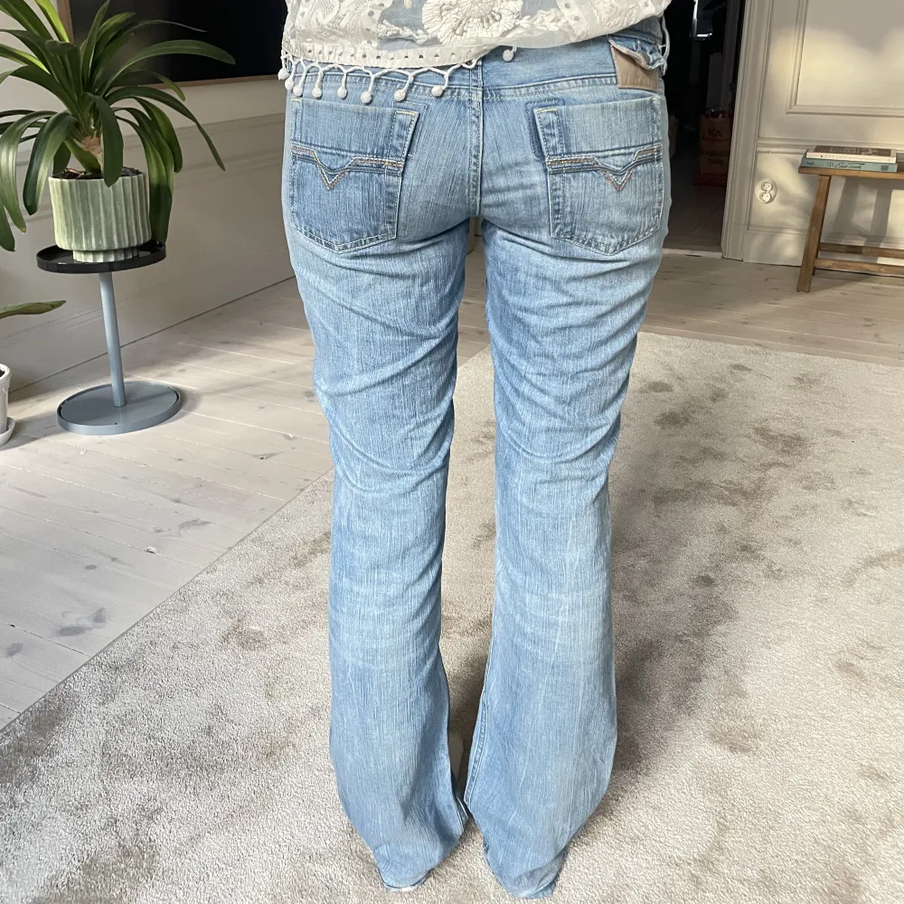 Säljer dessa Diesel Jeans som är hur snygga som helst med ur-coola detaljer! Jättebra skick och köpta i Paris🎡Skriv privat om du har frågor eller vill ha fler bilder👊🏼  Midjemåttet rakt över är 40cm Innerbenslängden är 83cm Ytterbenslängden är 104cm. Jeans & Byxor.