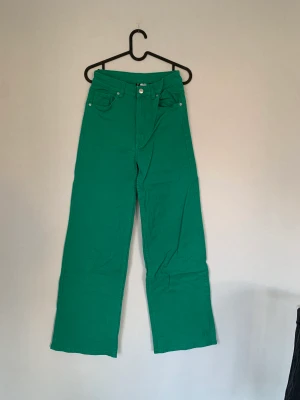 Wide Jeans - Snygga, bekväma och stretchiga jeans i fin grön färg! Vida jeans som sitter väldigt snyggt! Storlek 36, passar även 38 pga stretchen. Inte mycket använda och finns inget att anmärka på! Säljes för 150kr! 🍀