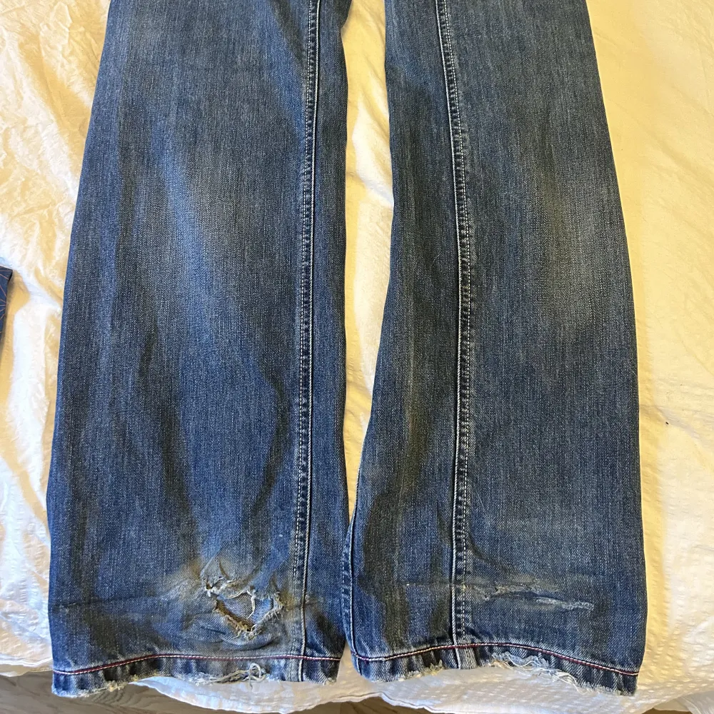 Säljer mina as balla diesel jeans i strlk 28! Mid-Waist ❤️ De har tyvärr börjat bli för små för mig så säljer därför 😞🙌 Har sjukt fina detaljer 💕  Innerbenslängd 86cm, lite uppgångna längst ner (bild 3) Skriv för fler bilder eller annat ❤️❤️. Jeans & Byxor.