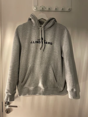 J.Lindeberg  hodie  - Jätte fin tröja från J.Lindeberg i nyskick inga defekter 9/10. Pris kan diskuteras vid snabb affär!