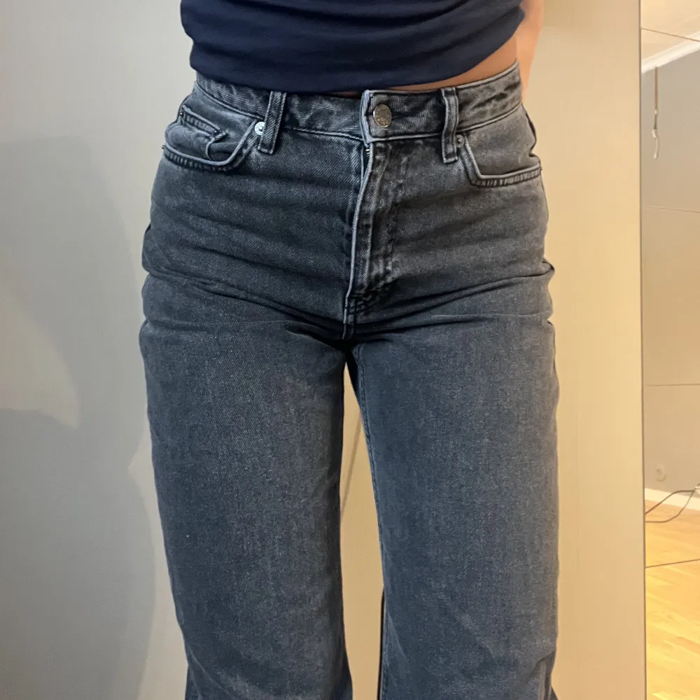 Oanvända jeans från NAKD, mid-rise smutsgrå🩶 Sitter perfekt på mig som är 170cm lång 💕. Jeans & Byxor.