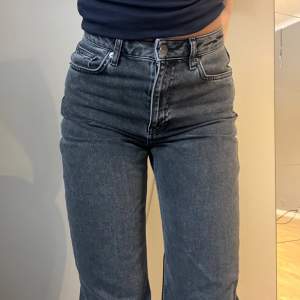 Oanvända jeans från NAKD, mid-rise smutsgrå🩶 Sitter perfekt på mig som är 170cm lång 💕