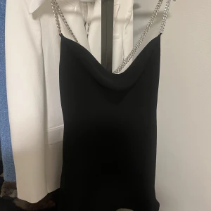 Söt svart klänning  - Sen kort fin och elegant klänning. Använd få gånger 