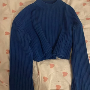 Blå Crop Tröja💕 - En blå crop tröja från HM! Den har använts en del men i bra skick💞 Den är EU L för ville ha den lite oversize💕 Sitter snyggt på kroppen
