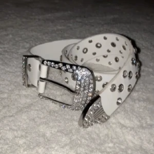 Rhinestone Bälte - 95cm rhinestone bälte från asos. Köpte ett år sen. Väldigt snygg, väldigt drain, väldigt haunted mound, väldigt y2k. BB simons liknande. Pris kan diskuteras.. 