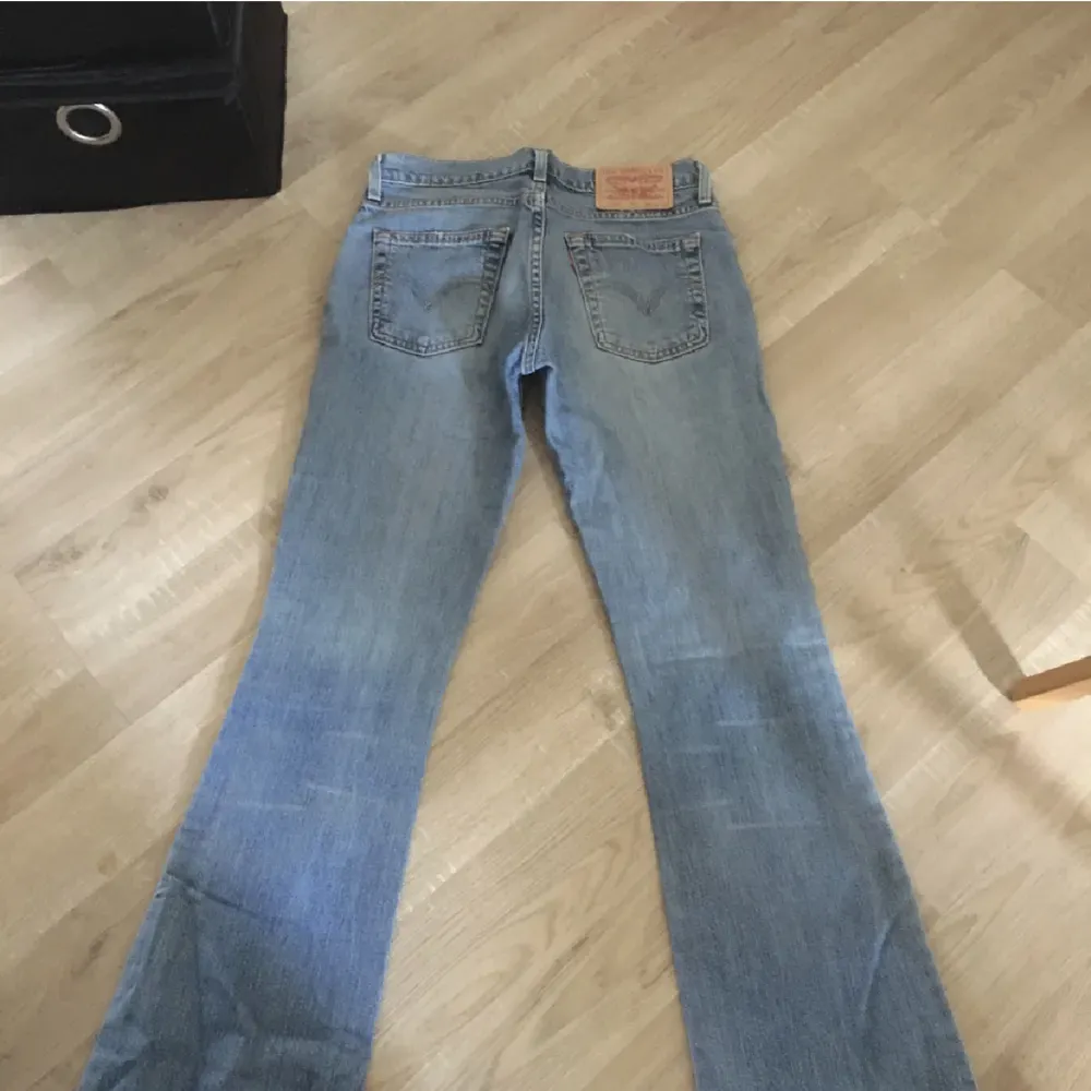 Fina Levis 90 tals jeans  28 34 Längd 86 midja 69   Ett litet litet hål vid häll finns därav priset . Jeans & Byxor.