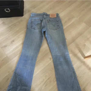 Levis 527 bootcut  - Fina Levis 90 tals jeans  28 34 Längd 86 midja 69   Ett litet litet hål vid häll finns därav priset 